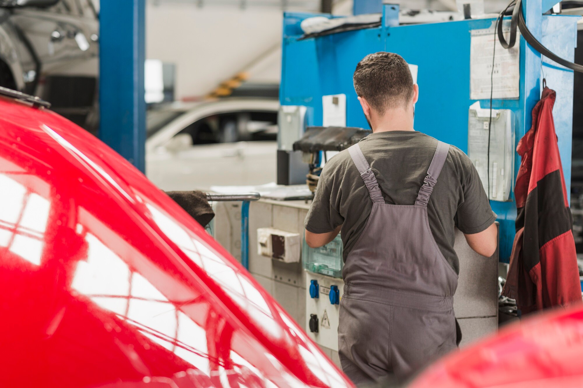 Tecnico Rebel Garage al lavoro su un veicolo