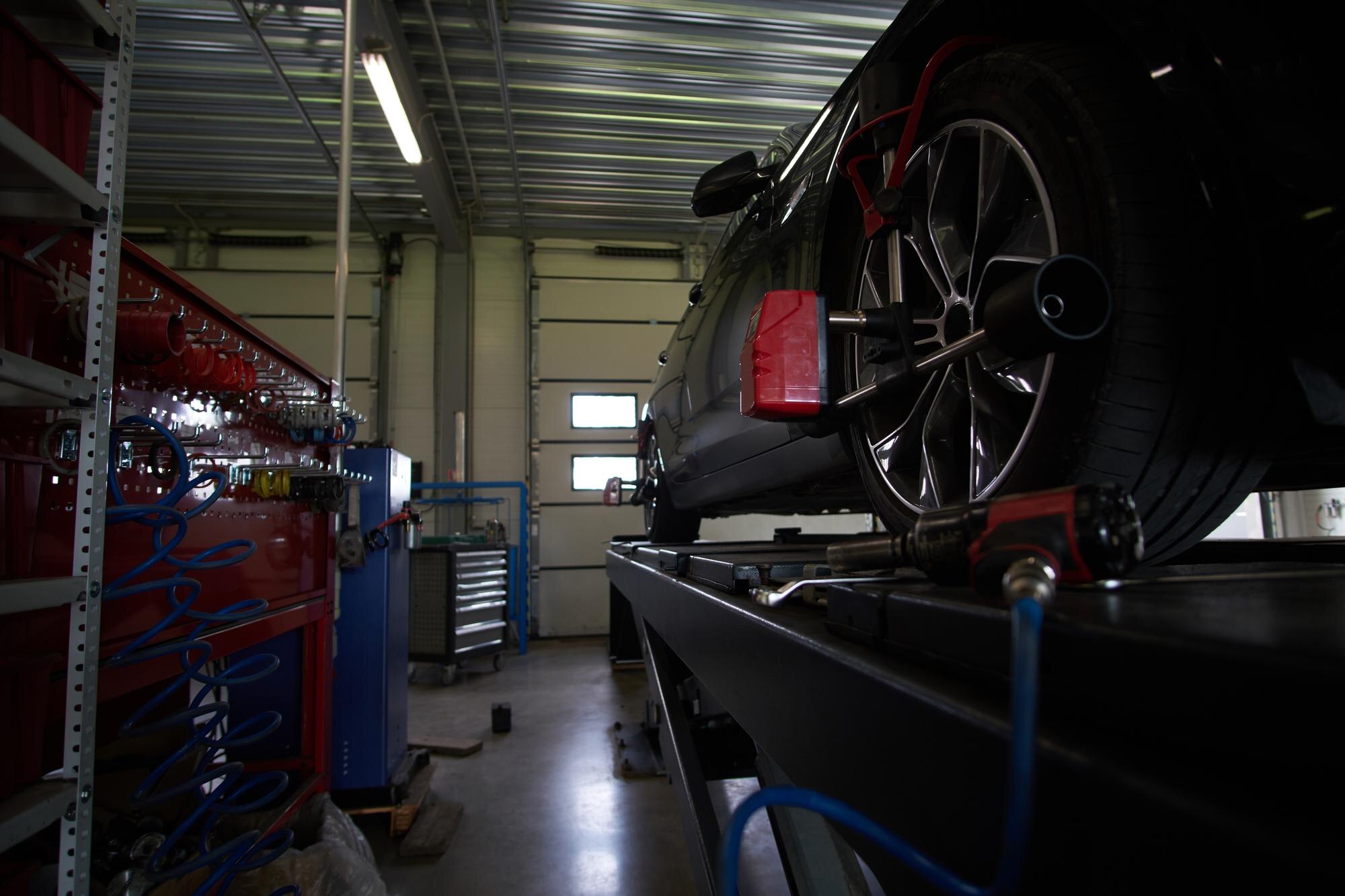 Auto in officina per servizio gomme